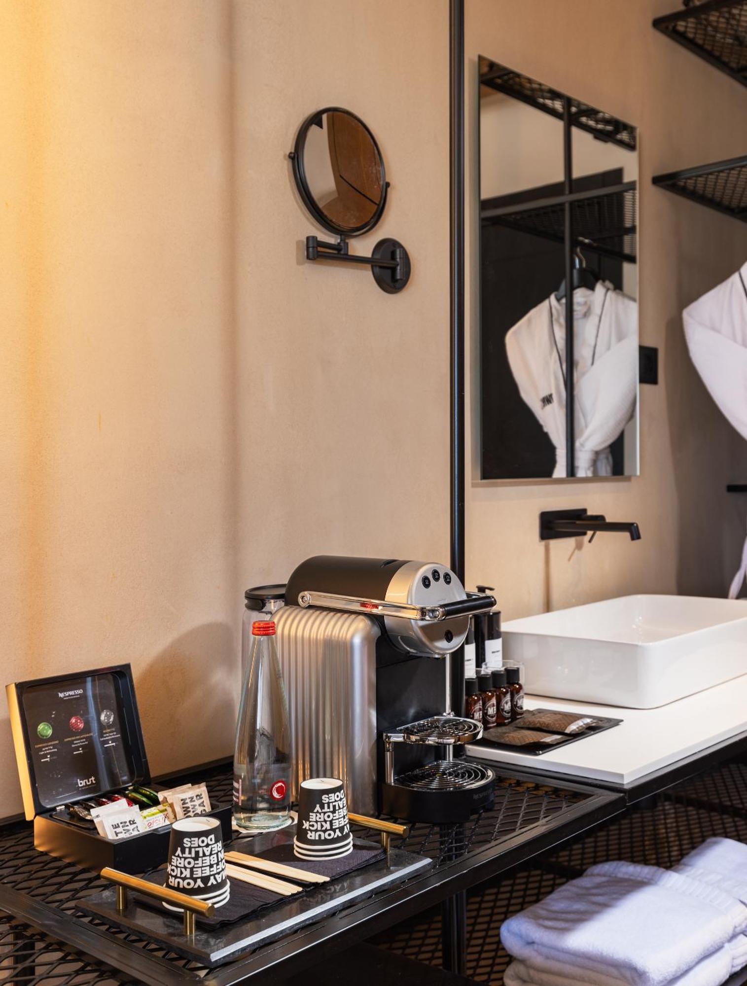 Brown Brut Seafront Hotel, A Member Of Brown Hotels Tel Aviv Exterior foto
